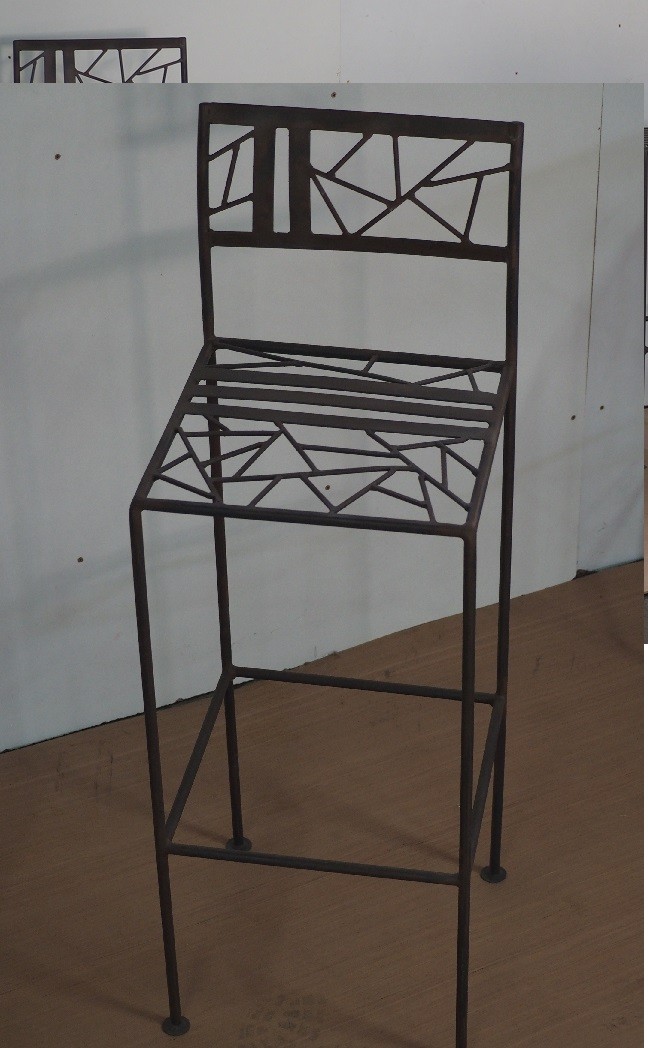 Un tabouret avec dossier