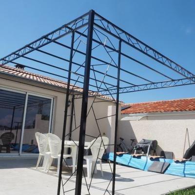 PERGOLA MODERNE PAREE A ACCUEILLIR  CANISSES  OU BACHE SOLAIRE