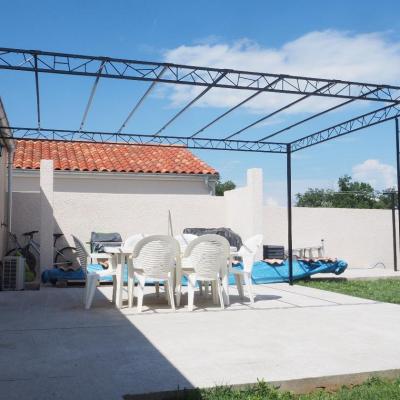 PERGOLA MODERNE PAREE A ACCUEILLIR  CANISSES  OU BACHE SOLAIRE